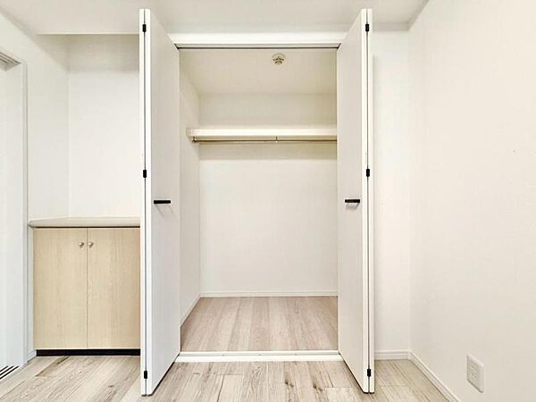 クローゼットには枕棚とハンガーパイプが備えられているので、大切なお洋服にしわを付けずにそのまましまうことが出来ます。 思い出のお洋服は思い出と一緒に大切に保管しましょう。