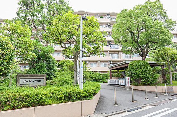 エントランスは、まさに顔となる場所。シンプルながらも格調高い雰囲気を漂わせて上質な空間。