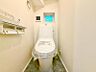 トイレ：白を基調としたウォシュレットトイレは清潔感あるプライベート空間を演出します。