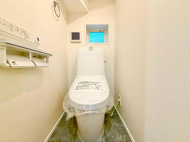白を基調としたウォシュレットトイレは清潔感あるプライベート空間を演出します。