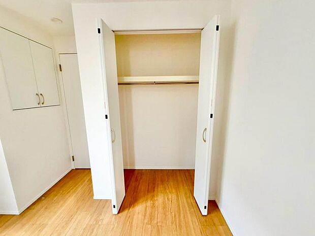 各部屋に備えられたクローゼット。普段使わないものを全部しまってしまえば、お部屋の空間をたっぷり使うことが出来ます。