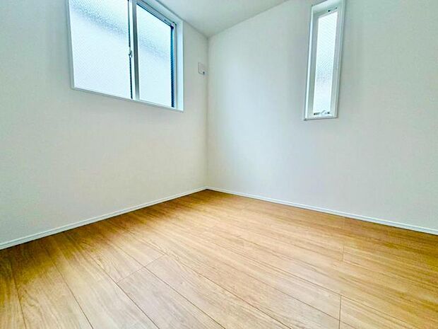 窓からたっぷりと陽光が注がれる明るい空間。一日の疲れをいやしてくれる主寝室。時を忘れて過ごす場所として過ごせるお部屋。