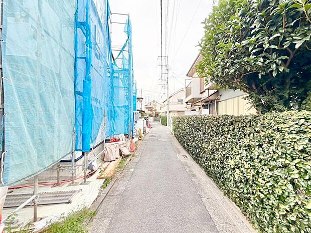 お住まいの前を通るのはご近所さんだけの閑静な私道です。静かな住環境でお過ごし頂けます。(2026年9月撮影)