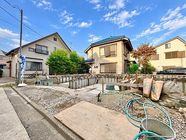 駅からの帰り道には最寄りのスーパーがございます。毎日のご通勤など非常に助かります。