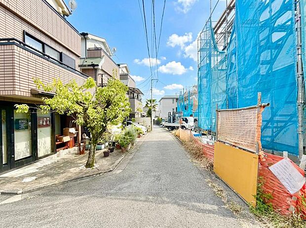 お住まいの前を通るのはご近所さんだけの閑静な私道です。静かな住環境でお過ごし頂けます。(2026年9月撮影)