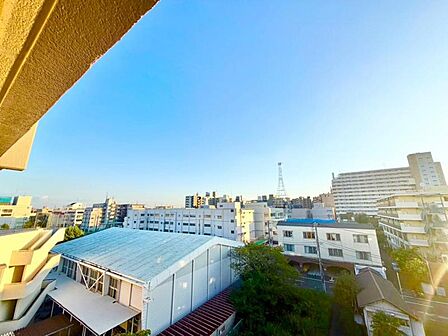 周囲の自然が一望でき、穏やかな時間を楽しめる眺望です。