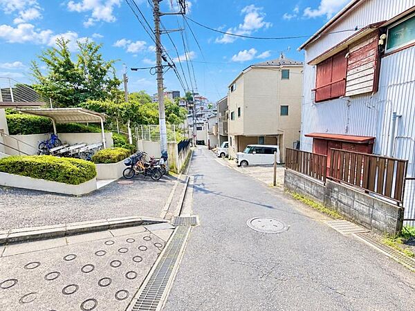 周辺は住宅が建ち並ぶ落ち着いた街並み。穏やかな住環境が広がります。