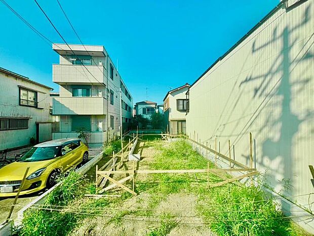 住宅地に位置する本邸宅は車通りもなくお子様にも安心です。是非、この開放感を味わってみてください