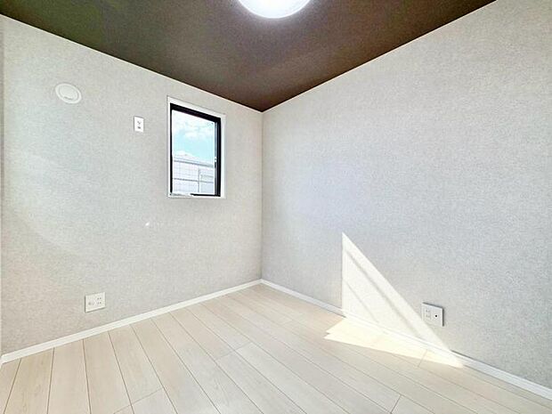 過ぎ行く時間をゆったりと感じることができる落ち着いたお部屋。リビングで楽しく過ごした後はプライベートな時間を満喫できます。静かな環境でリラックスタイムをスタートさせてください。