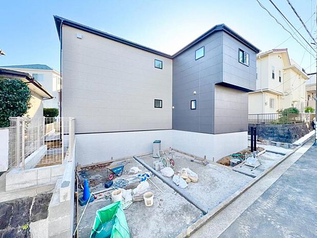 素材の持つ独特な存在感により「永く住み続ける住まい」にふさわしい住宅が完成しました。