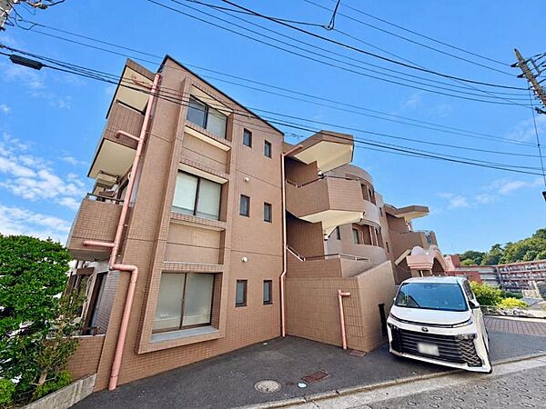 窓からたっぷりと陽光が注がれる明るい住まい。ご家族の成長に合わせてお住まい頂ける仕様の間取り。日々の疲れを癒してくれる主寝室。お子様も自分のお部屋でお勉強など出来るお部屋のご用意もございます。