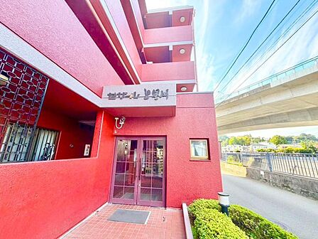エントランスは、まさに顔となる場所。シンプルながらも格調高い雰囲気を漂わせて上質な空間。