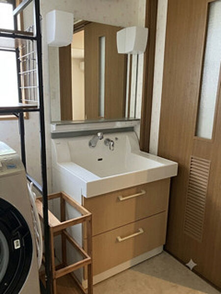 家具や荷物を画像処理をしております。現状と異なる場合は、現状を優先致します。