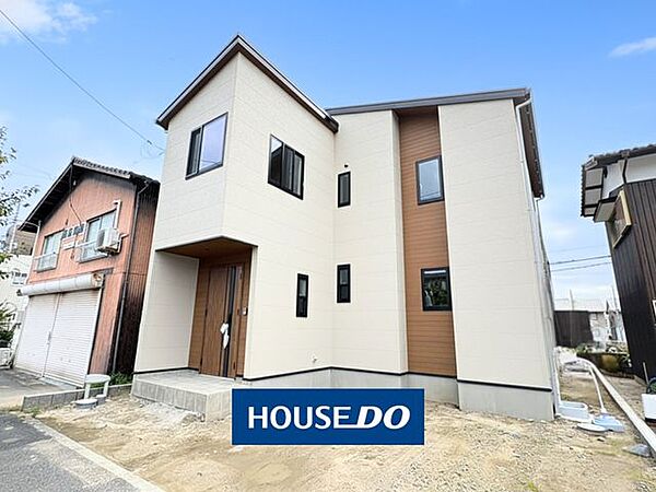 落ち着いたアースカラーの外壁がおしゃれな新築戸建です！