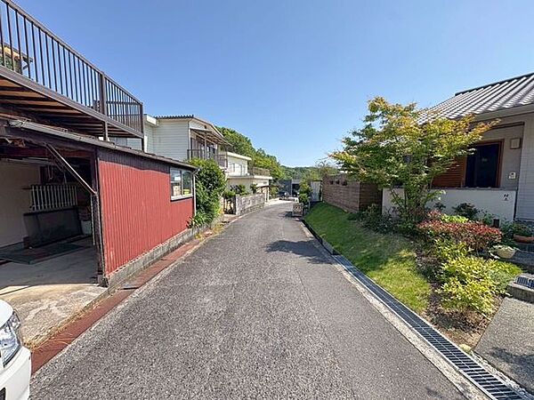 周辺は交通量が少なく、お子様との歩行も安心なエリアです！