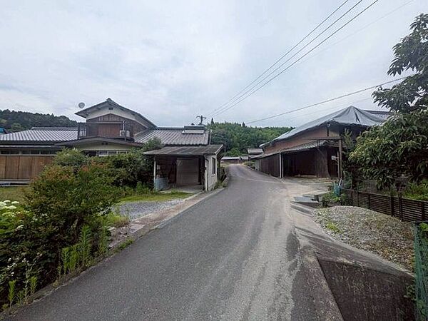 舗装された前面道路も運転がしやすいですよ。