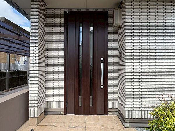 シックなブラウンの玄関ドアが、落ち着いた気品ある佇まいを演出しています。