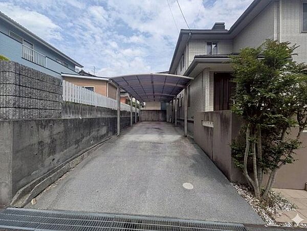 大切な愛車を雨や紫外線から守ってくれる、屋根付きのカーポート完備です！