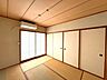 和室：障子から差し込む柔らかな光が、お部屋を包み込みます。