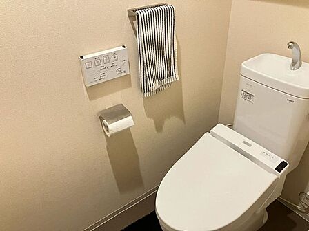 快適な温水洗浄便座付き!手洗いタンクもあって機能的です。