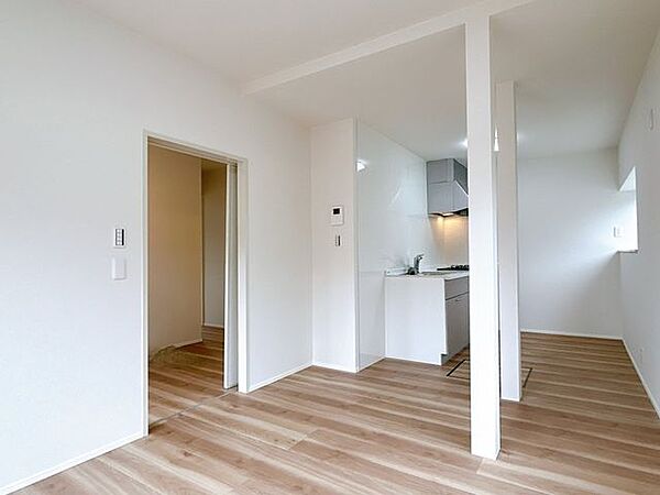 【リフォーム済】リビングの写真です。壁を撤去し、9.75帖のLDKに変更いたしました。