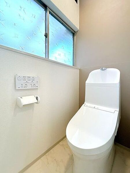 【リフォーム済み】トイレは温水洗浄機能付きに新品交換しました。キズや汚れが付きにくい加工が施してあるのでお手入れが簡単です。直接肌に触れるトイレは新品が嬉しいですよね。