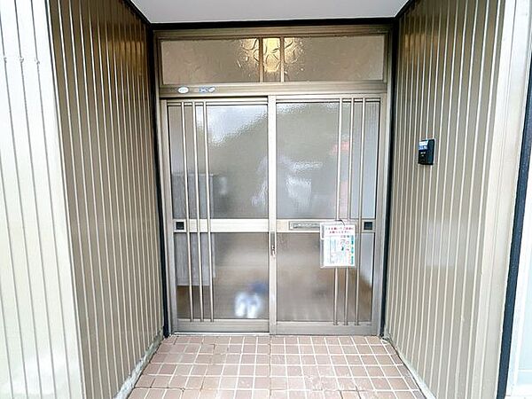 【リフォーム済】玄関扉はクリーニングを行い、鍵交換を行いました。