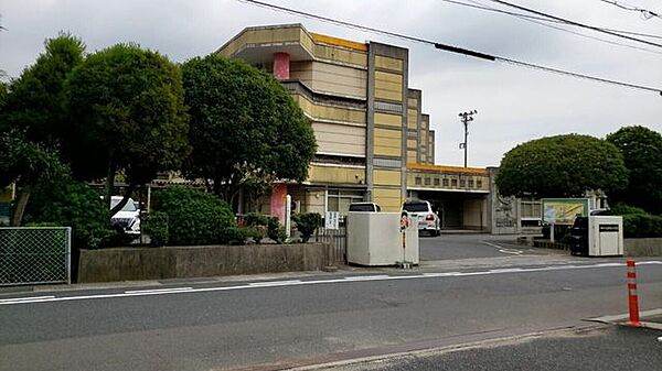 富田東小学校市内でも有数の大規模校で、県内ではめずらしい自由服の学校であり、「品と力と夢のある児童」の育成をめざして取り組んでいます。 1700m