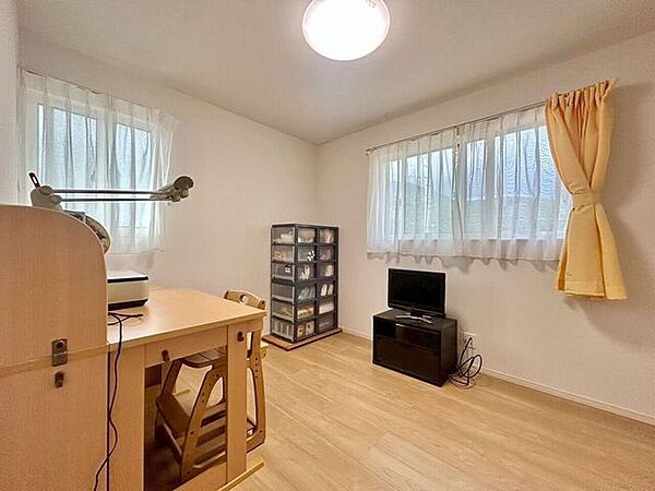 天井の照明が部屋全体を隅々まで明るく照らしてくれます！