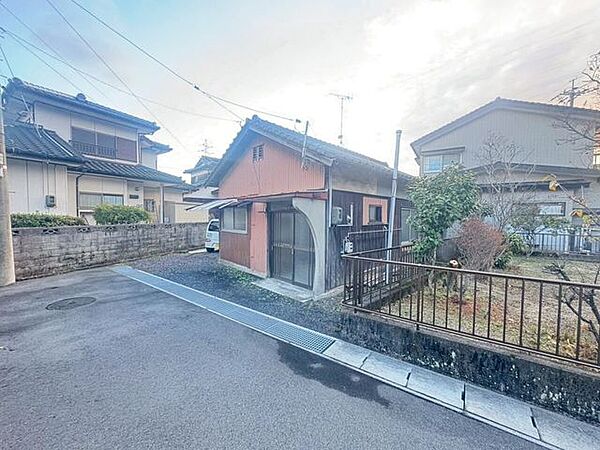 前面道路との高低差も少なく、スムーズな出入りが可能です♪