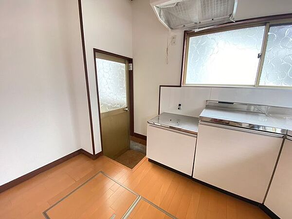 勝手口付きで、ゴミ出しや荷物の運び入れにも便利です。