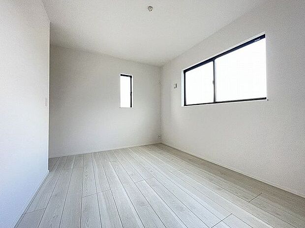 シンプルに作られた洋室は、自分好みのインテリアでコーディネイトし癒しの空間作りに最適です。