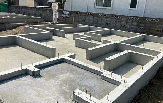 ベタ基礎は地面全体を基礎で覆うため、建物の加重を分散して地面に伝えることができます。　　　　　　　床下全面がコンクリートになるので防湿対策にもなります。