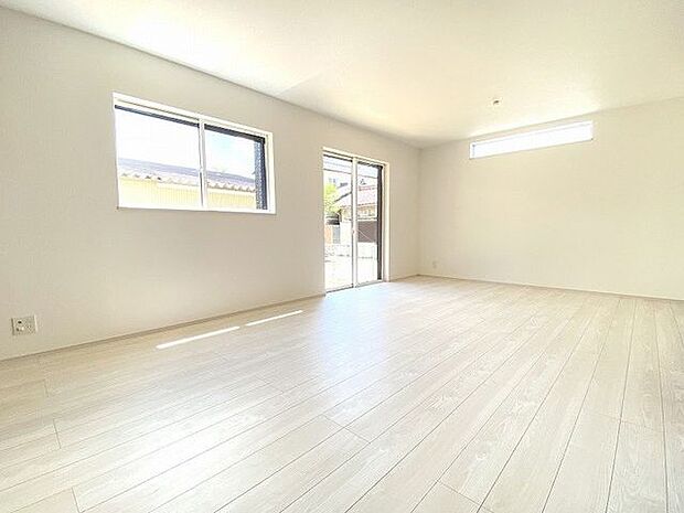 南側からたっぷりの陽が差し込む明るい空間は居心地が良く、ご家族が集まるくつろぎスペース♪