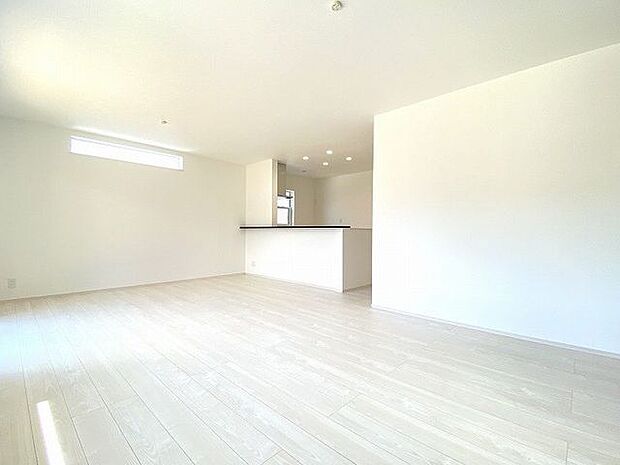 キッチンとリビングダイニングを隔てるものがなく広々としたリビング!ご家族とのコミュニケーションもとりやすくなっています。