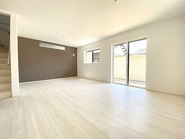 大きな窓から採光もしっかり取り入れられ、ご家族がゆっくりくつろぐ事ができる明るい温かみのあるリビング♪