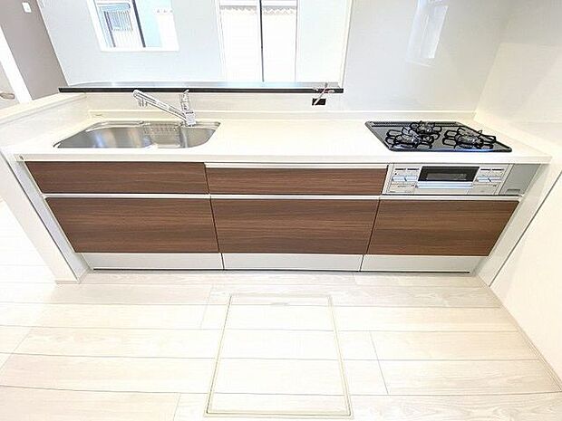 大きなシンクや広いワークトップでゆとりある空間♪高級感あふれるキッチンは見た目だけでなく優れた機能性!