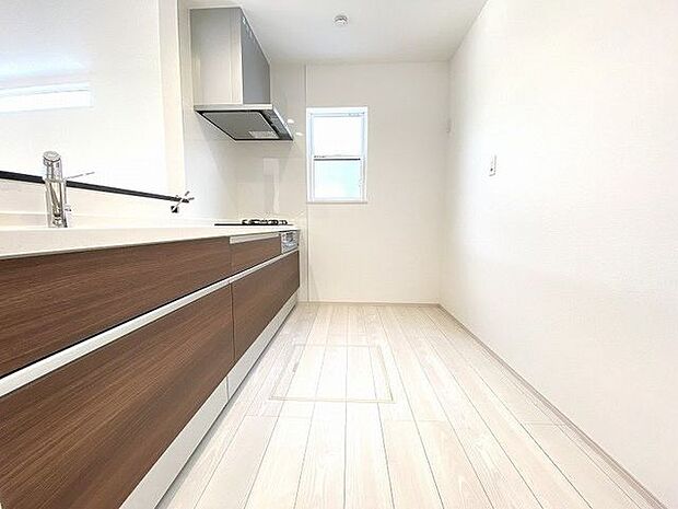 ゆとりのサイズを確保し、ひとりだけでなくお子様や旦那様と一緒にキッチンに立つのに快適なスペース♪