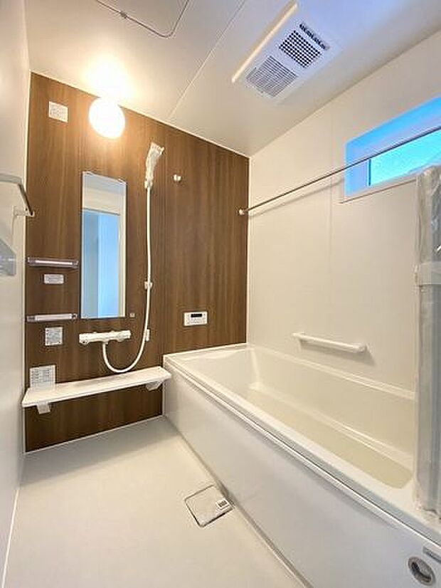 手足を伸ばしてゆったりと入ることのできる大きなバスタブ♪肩までしっかりと浸かれば心身ともにリラックス♪