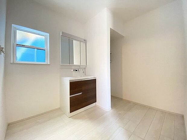 使いやすくお掃除もしやすい大きな洗面ボウル!三面鏡の裏側にある収納スペースは化粧品や洗面小物などを収納できすっきり♪