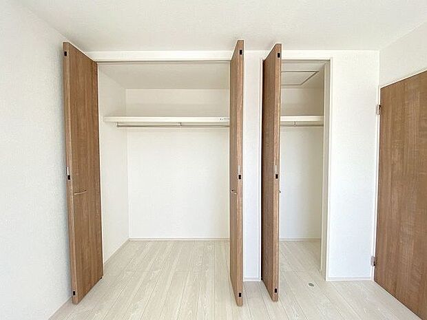 季節物の衣類や布団の収納に欠かせないクローゼット♪全居室に付いています!