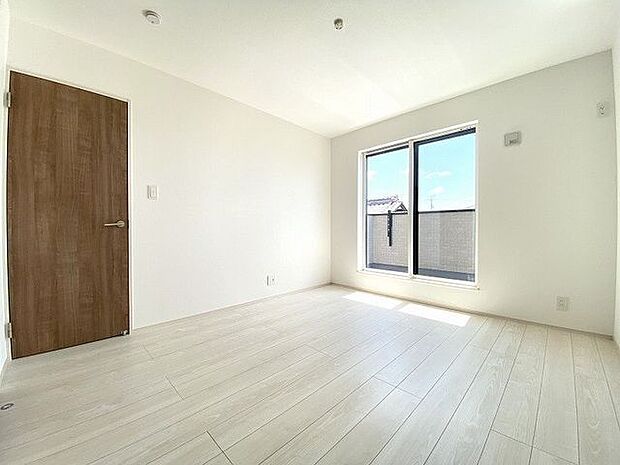 大きな窓によりお部屋をさらに広く・明るく・開放的に感じられます!