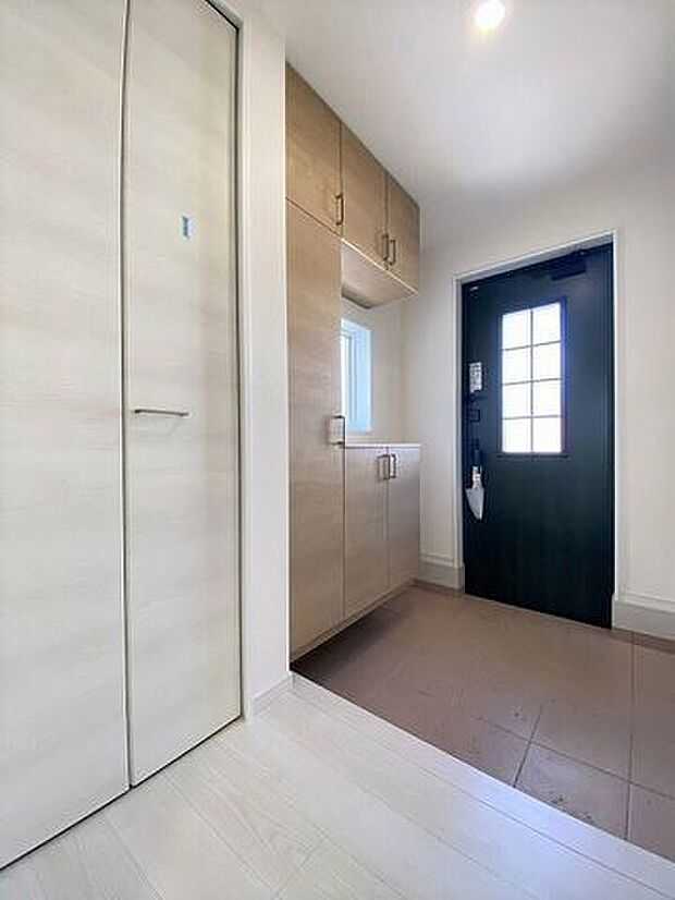 天井まであるシューズボックスは、ご家族全員分の履物を収納できるほどの大容量です。