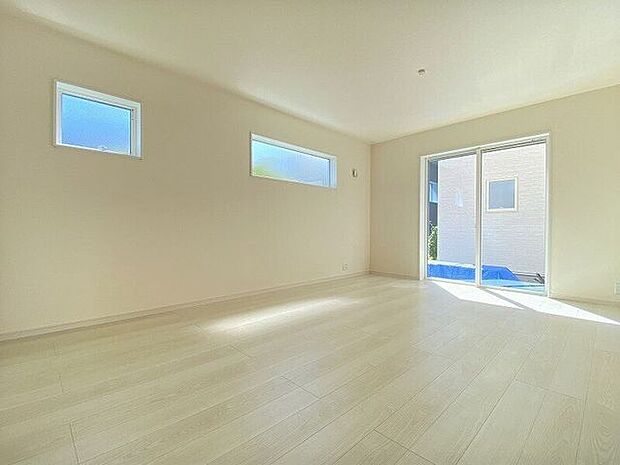 南側からたっぷりの陽が差し込む明るい空間は居心地が良く、ご家族が集まるくつろぎスペース♪