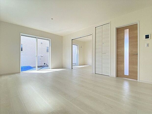 大きな窓から採光もしっかり取り入れられ、ご家族がゆっくりくつろぐ事ができる明るい温かみのあるリビング♪