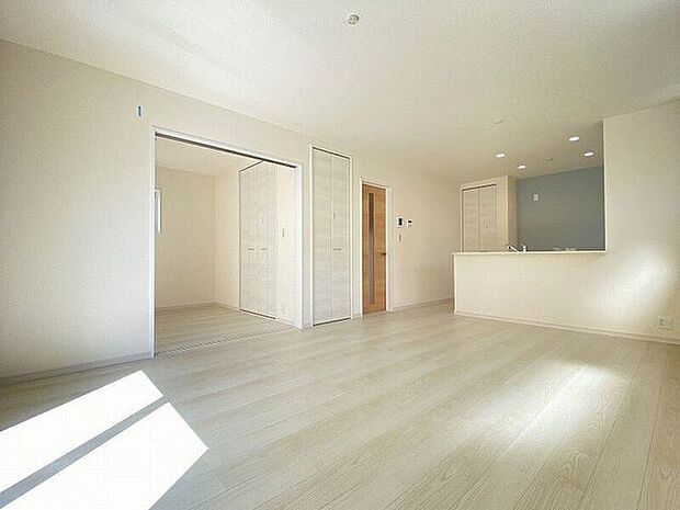 洋室続きのリビングは広々としておりキッチンとリビングダイニングを隔てるものがなく開放感あふれる空間♪