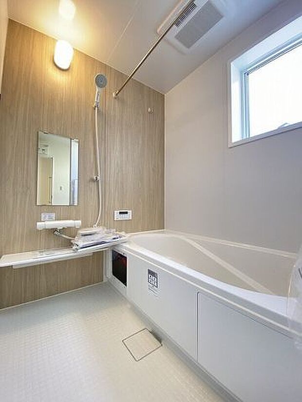 手足を伸ばしてゆったりと入ることのできる大きなバスタブ♪肩までしっかりと浸かれば心身ともにリラックス♪