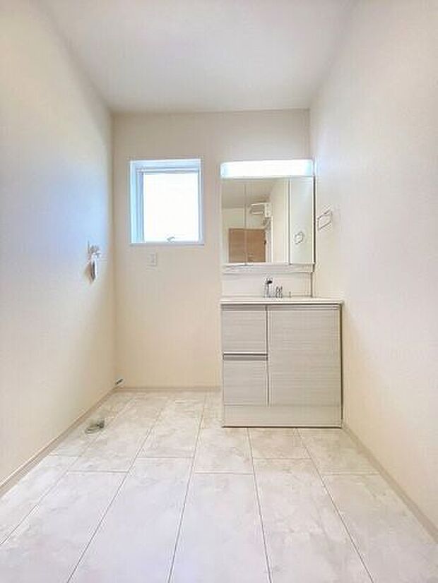 使いやすくお掃除もしやすい大きな洗面ボウル！三面鏡の裏側にある収納スペースは化粧品や洗面小物などを収納できすっきり♪