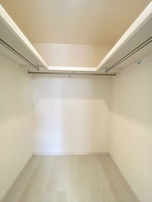 うれしいウォークinクローゼット！ハンガーパイプも付いているので大切な衣料をすっきり片付けられますね♪