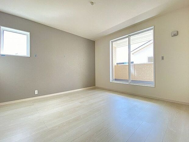 バルコニーに出られる大きな窓がある明るいお部屋♪